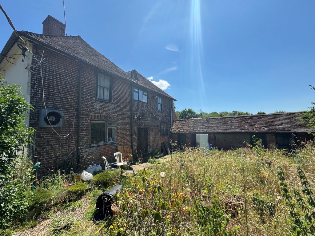 Lot: 107 - PERIOD FREEHOLD FREEHOUSE ON 1.5 ACRE PLOT WITH POTENTIAL - Rear elevation and attached outbuilding